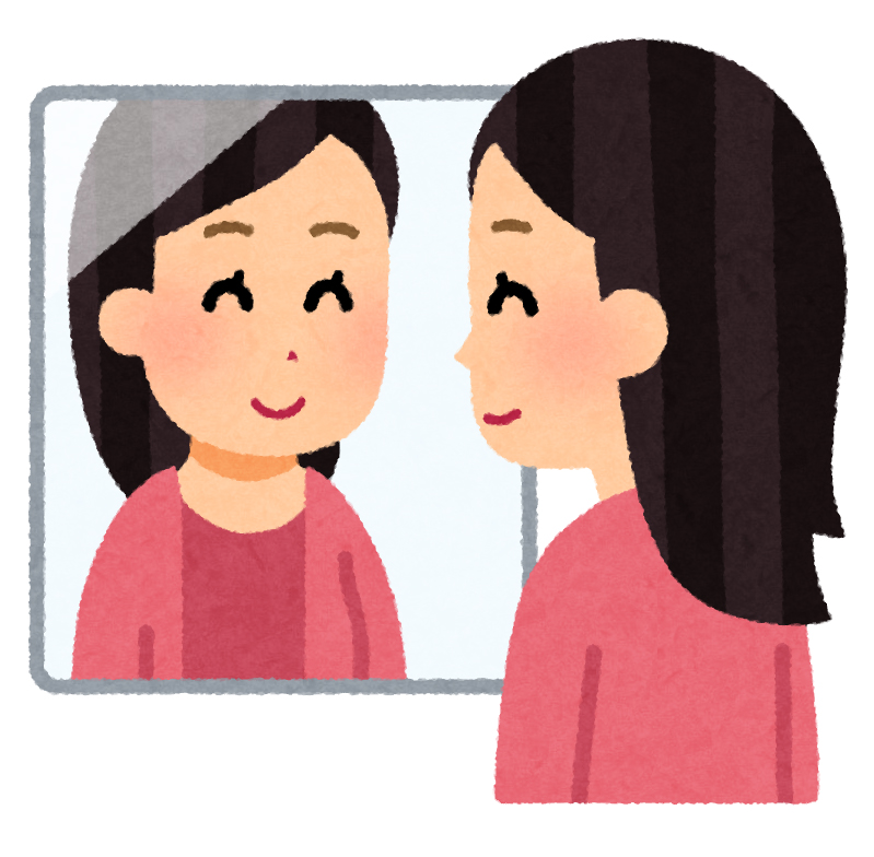 一重でも目を大きくみせるアイメイク方法：鏡を見る女性
