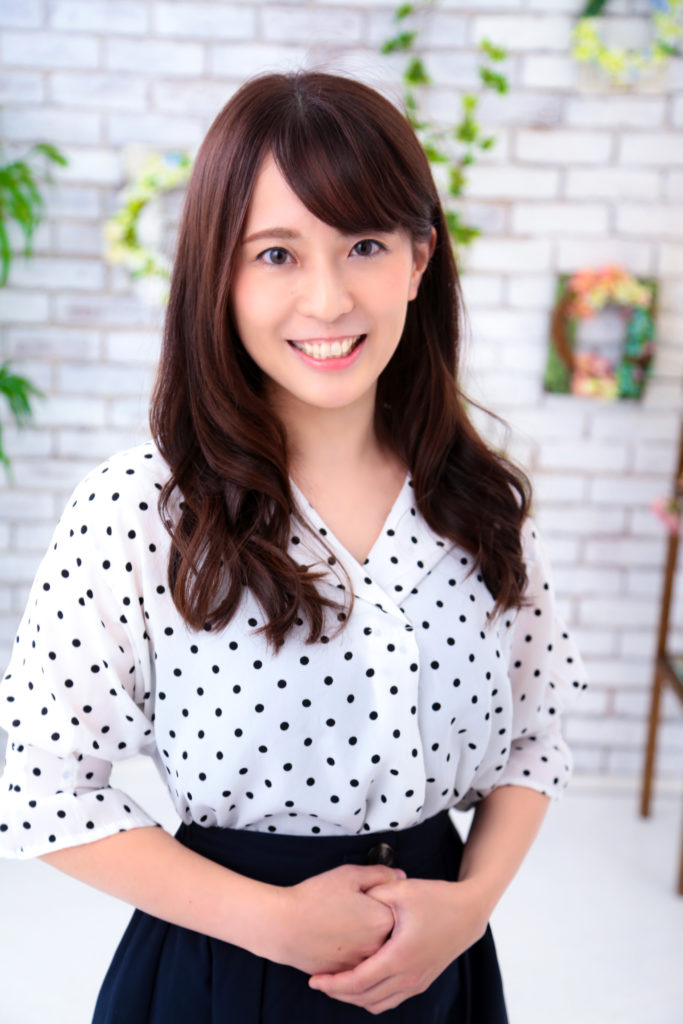 コロナキャンペーン パトリック大阪でのオーディション撮影 お見合い写真を撮影する女性 婚活写真