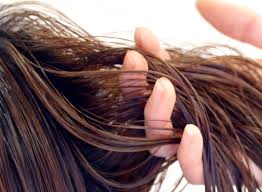髪の毛全体がオイリーでベタベタしている女性