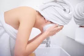 スクラブの使い方と顔を洗う女性
