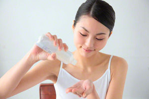 化粧水を使う女性