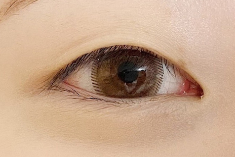 瞼の薄い目