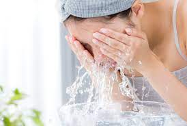 洗顔をしている女性