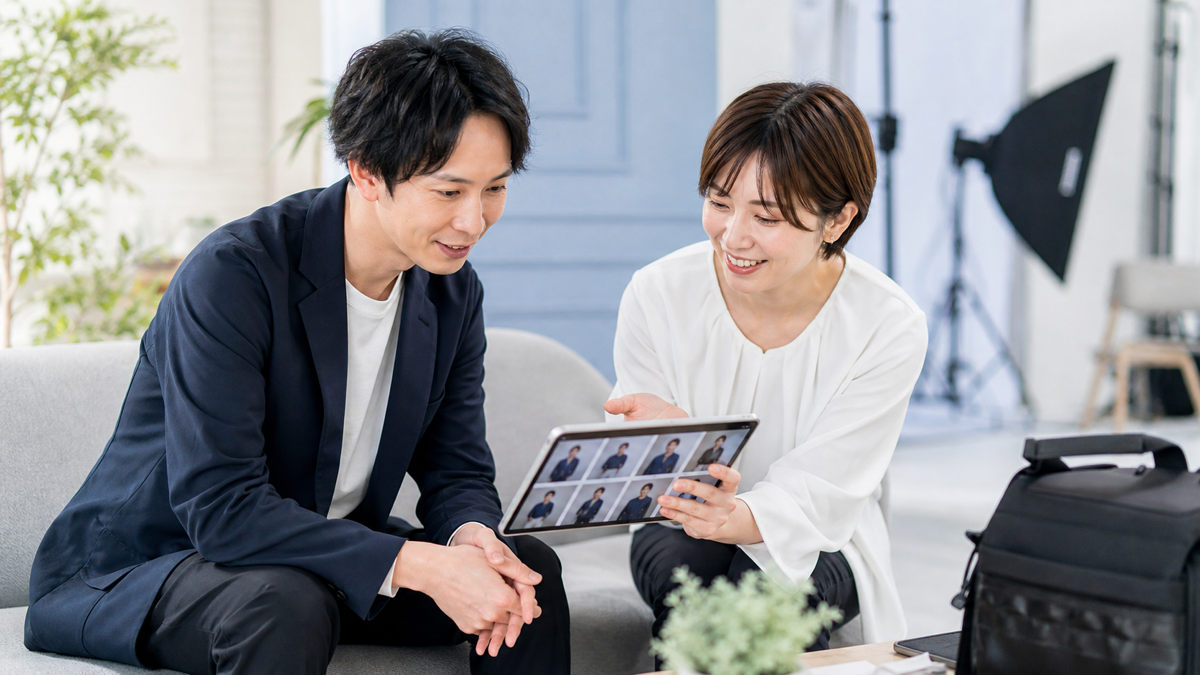 撮影後にプロフィール写真データを確認する男性