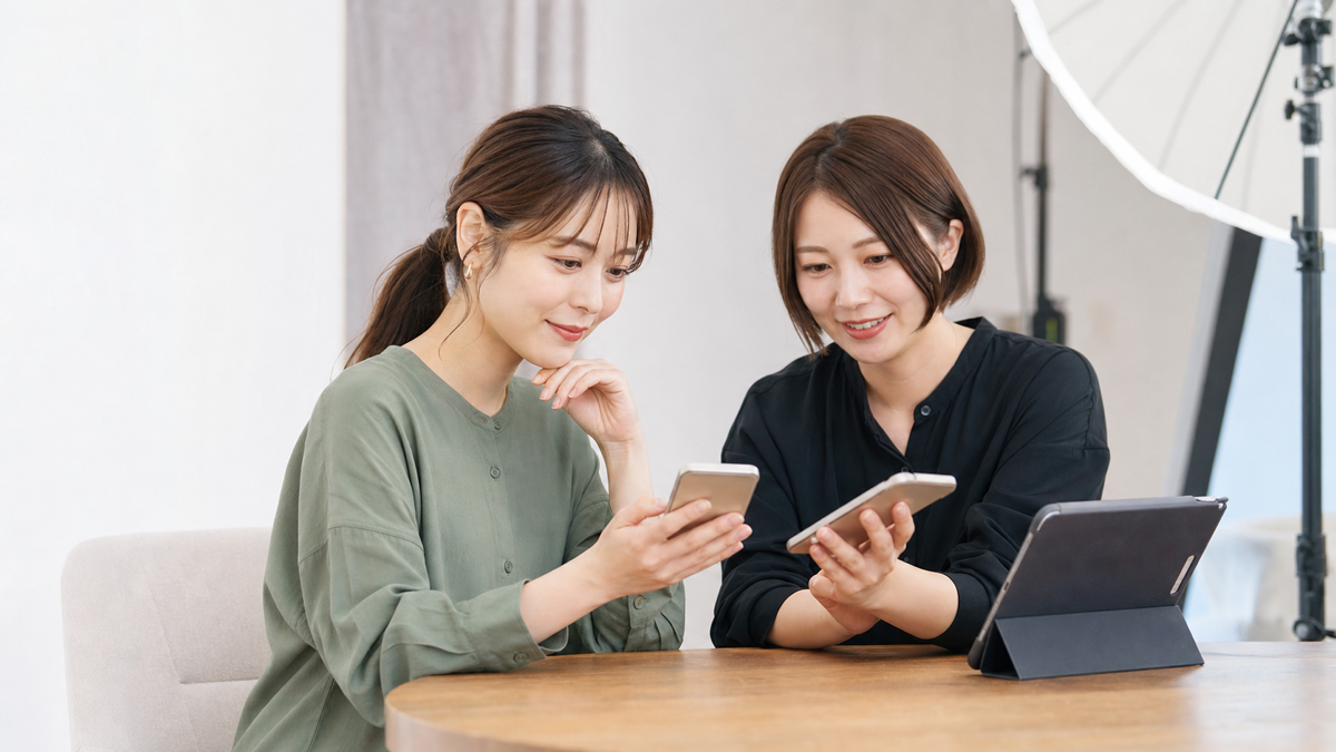 写メ日記の待機中例文と写真を選ぶ女性とスタッフ