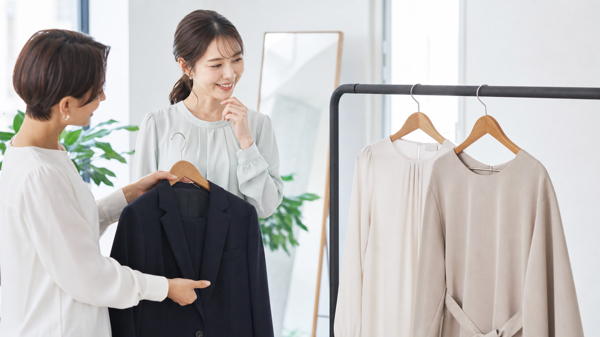 プロフィール写真の用途に合わせて3種類の衣装を準備する女性