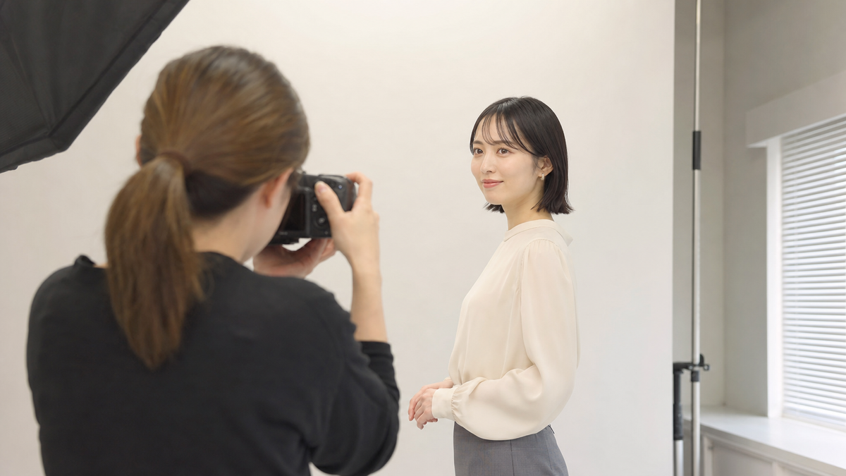 プロフィール写真のバストアップと上半身を撮影するスタジオ