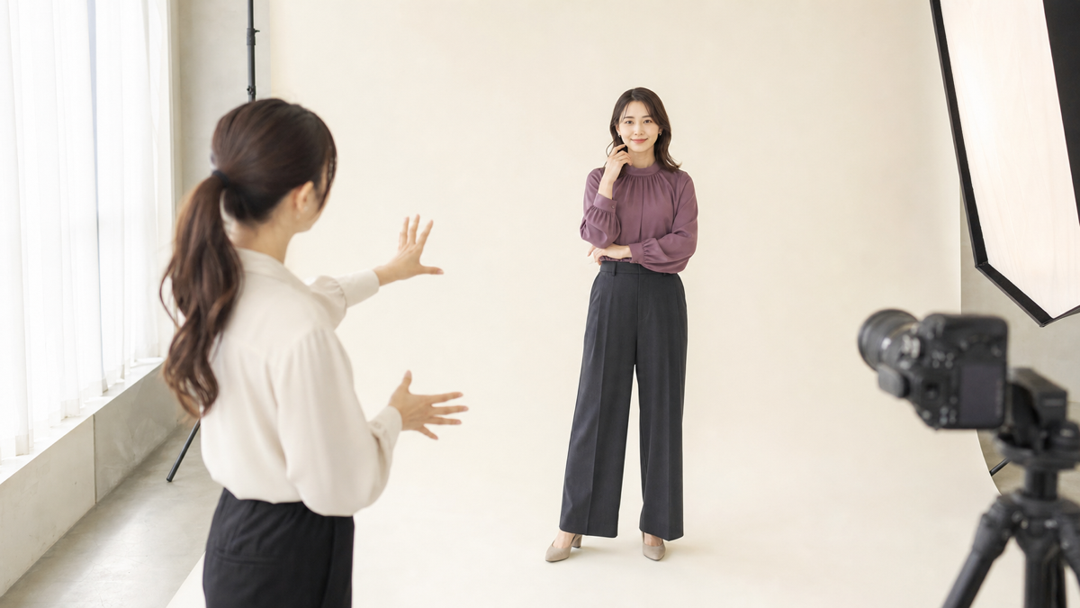 大阪のスタジオでオーディション写真を撮り直す女性