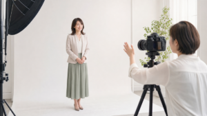 明るい写真スタジオでプロフィール撮影を受ける女性