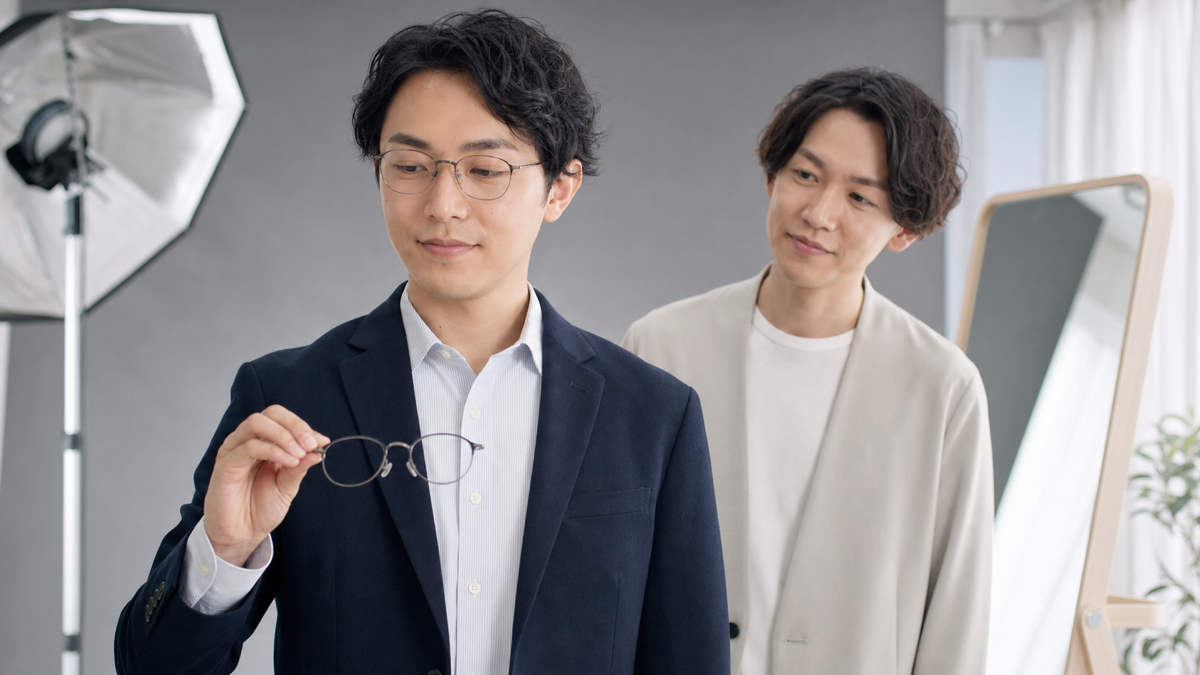婚活写真でメガネあり・なしを比較する男性