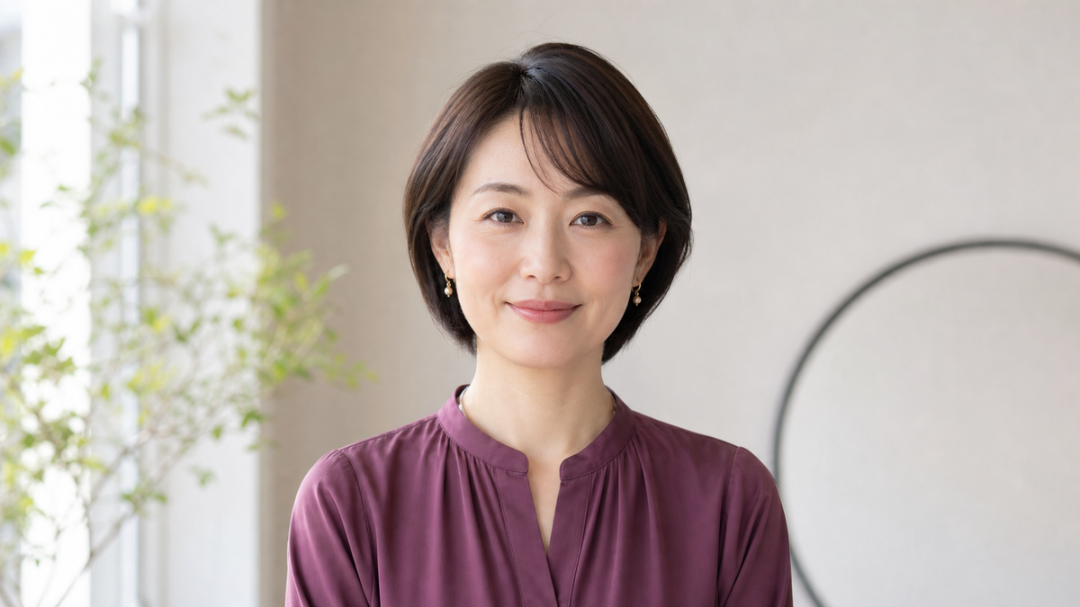 婚活写真に使いやすい口を閉じた穏やかな笑顔の女性