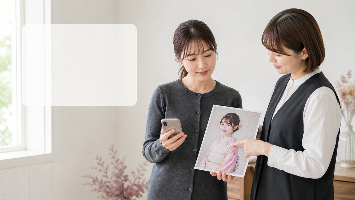 写メ日記写真で人物を隠さない文字配置の余白を確認する女性