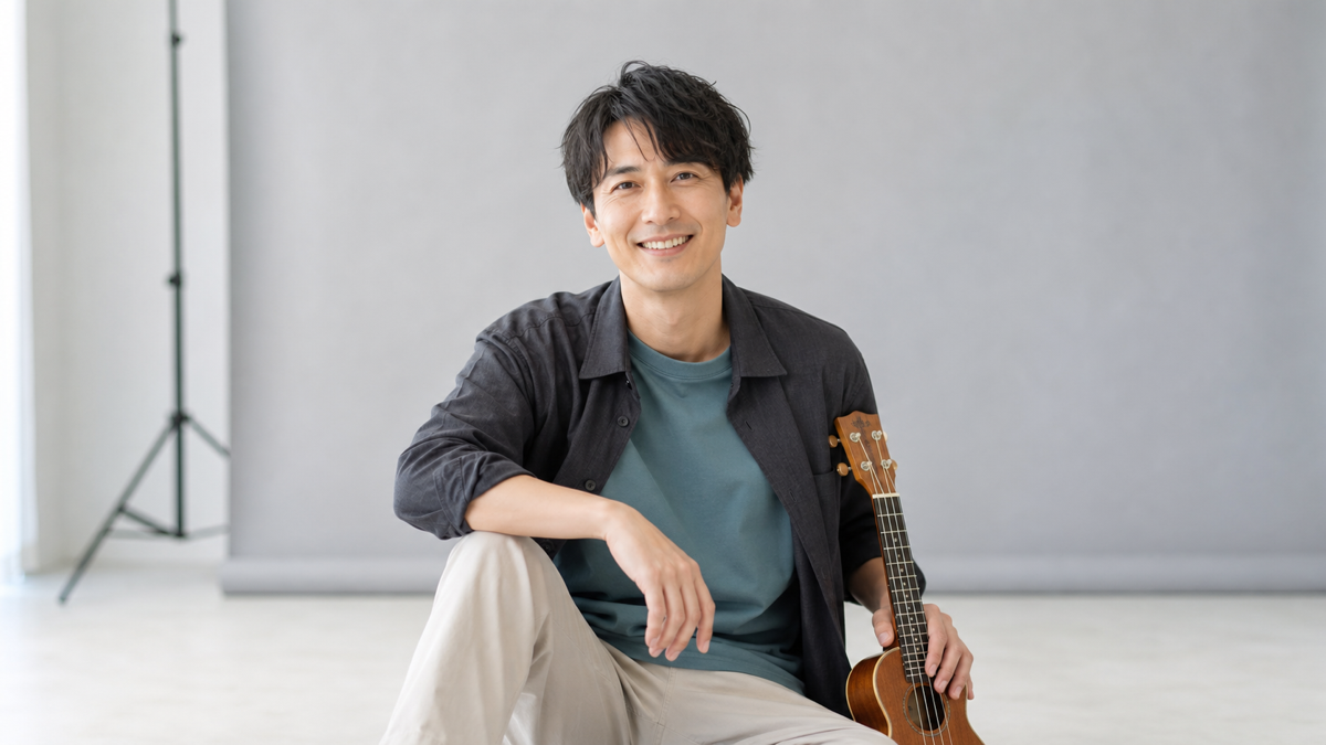 婚活写真の趣味小物として小型楽器を顔より低く持つ男性