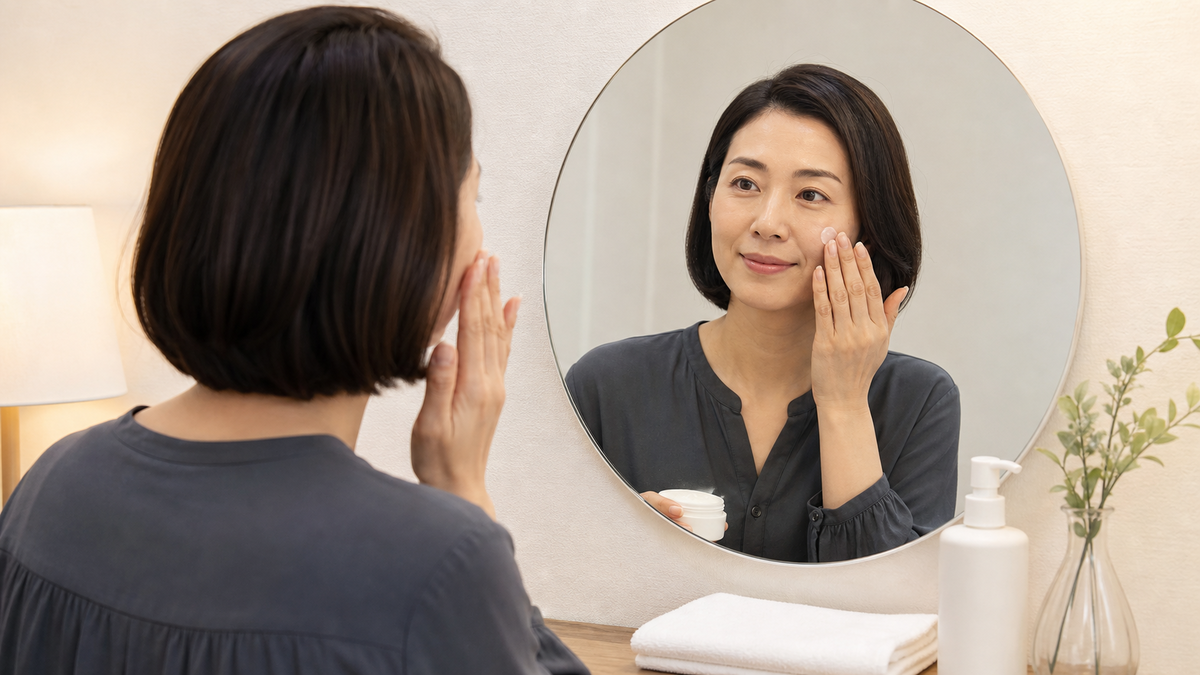 婚活写真の撮影前夜に鏡を見ながら普段どおりの保湿をする成人女性