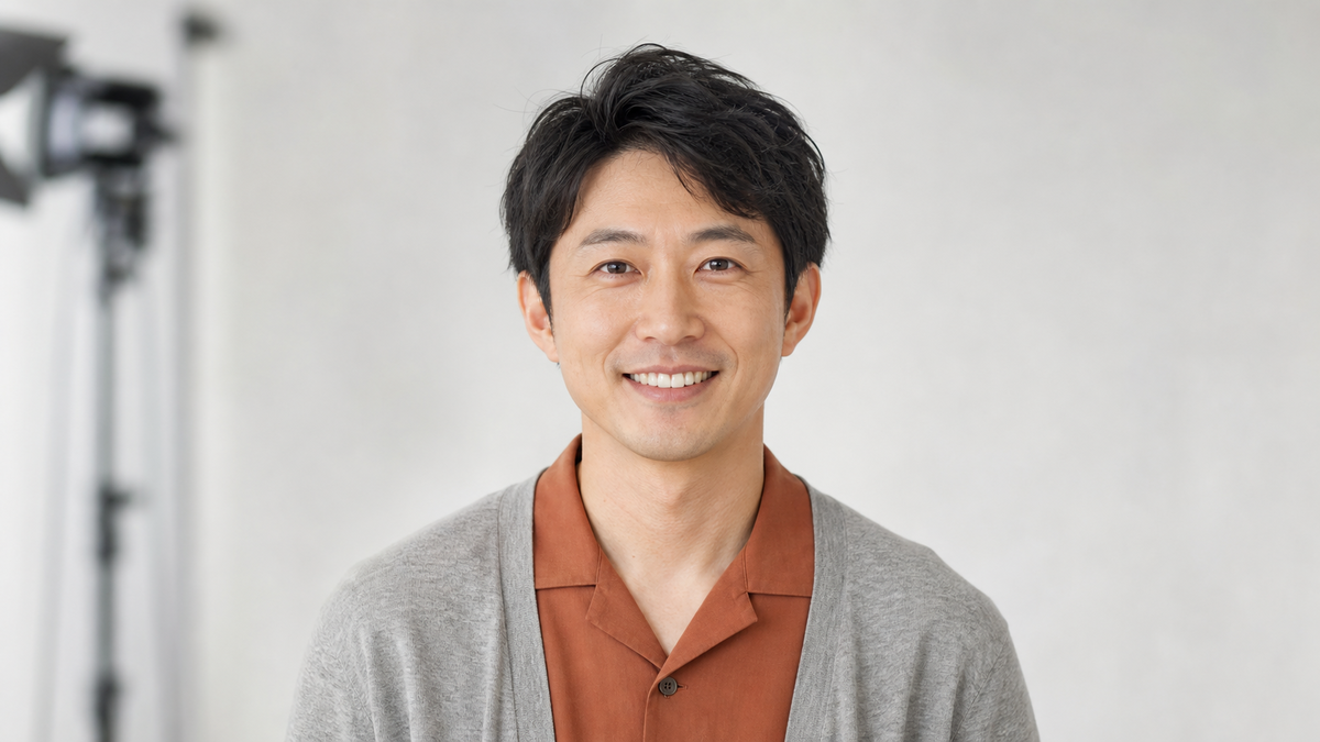 婚活写真に使いやすい歯を見せた自然な笑顔の男性