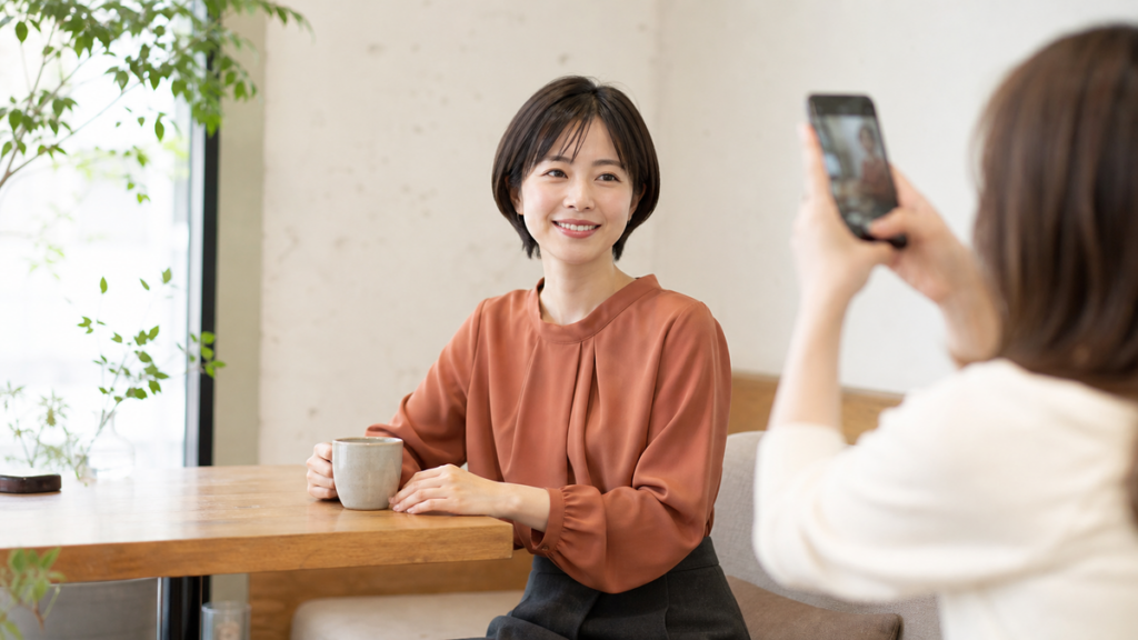 マッチングアプリ写真でカフェ撮影はあり？店内マナーと自然に見せる構図