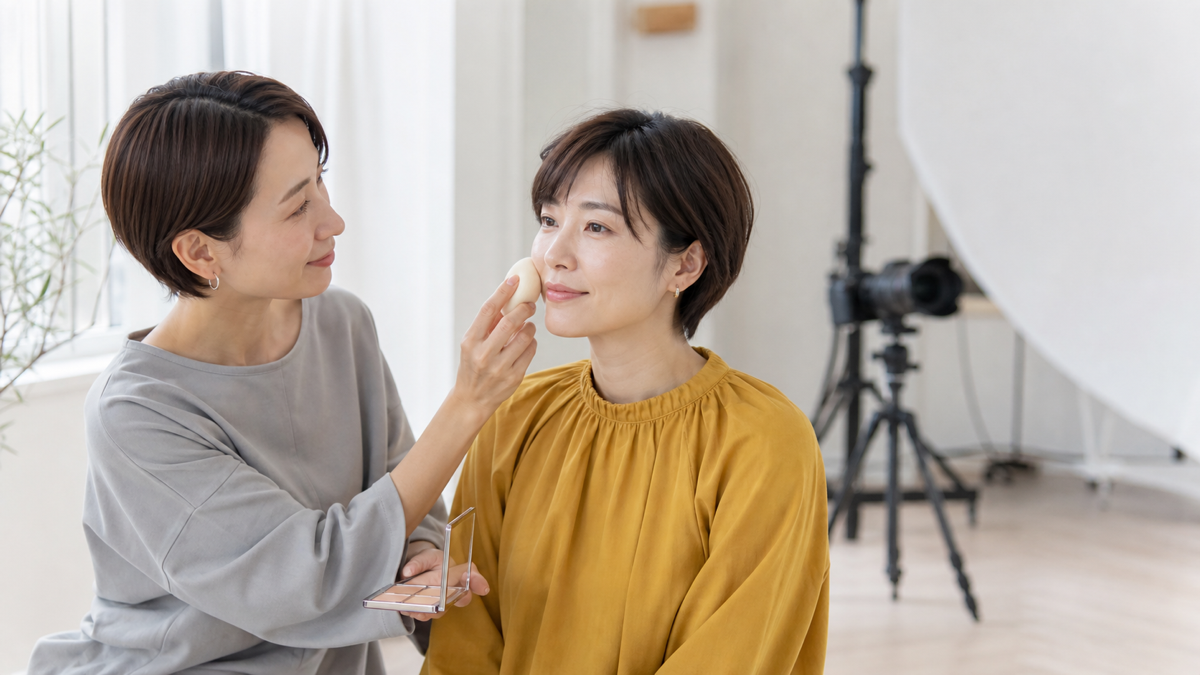 明るいスタジオでパネル写真用のファンデーションを薄く整える成人女性