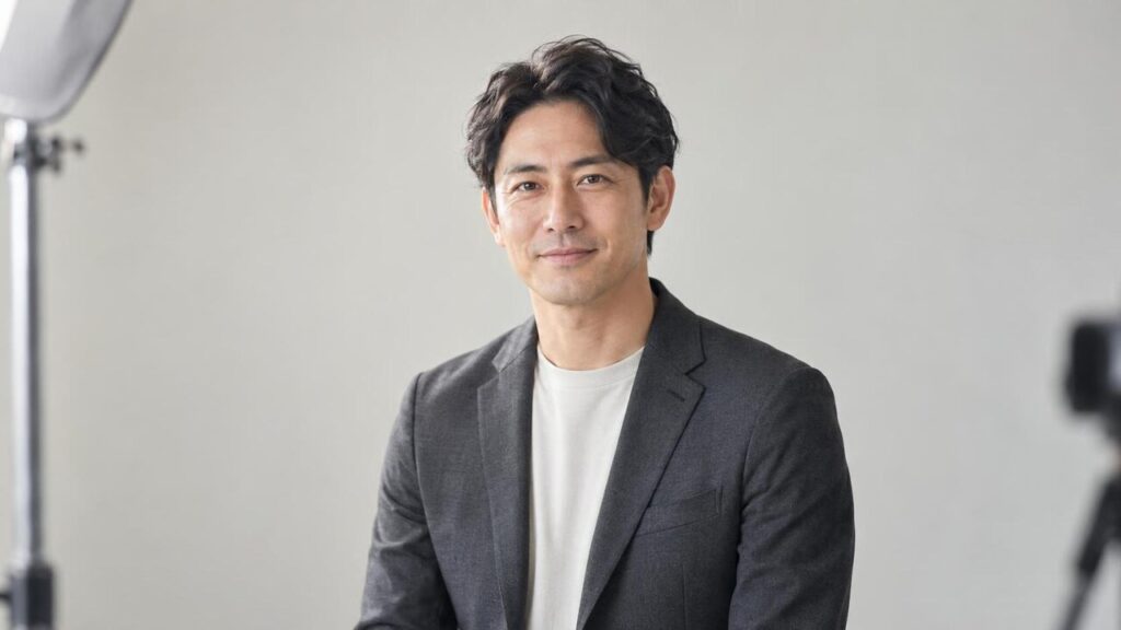 チャコールジャケットで信頼感を整えた男性オンライン講師のプロフィール写真